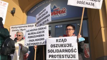 Protest we Wrocławiu. Związkowcy walczą o podwyżki w oświacie [ZDJĘCIA]