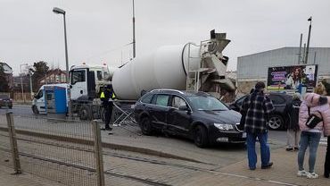 Wrocław: Wypadek na Legnickiej. Auto wpadło na przystanek
