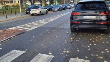 Wrocław: 68-latek zaparkował tak, że inni nie mogli przejechać [ZDJĘCIA]