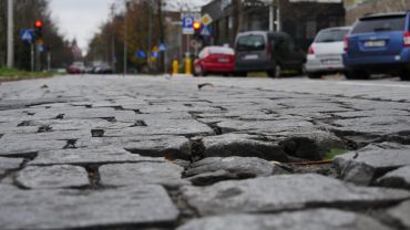 Dziury na ulicach i uszkodzone auta. W 2021 r. Wrocław zapłacił ponad 300 tys. zł odszkodowań [LISTA ULIC]