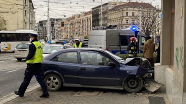 Wrocław: Wypadek na Pomorskiej. Auto uderzyło w kamienicę, pijany kierowca uciekł