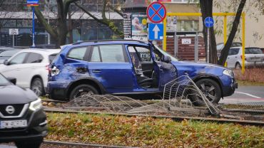Wrocław: BMW na torowisku. Kierująca staranowała infrastrukturę [ZDJĘCIA]