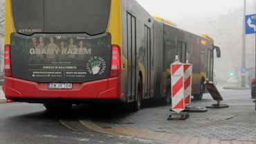Wrocław: autobusy kursujące objazdem muszą wjeżdżać na chodnik, żeby skręcić [ZDJĘCIA]