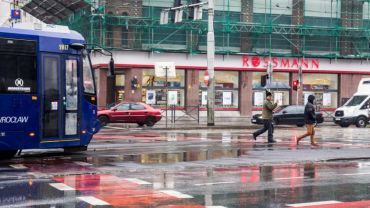 Wrocław: nie jeżdżą tramwaje. Złamany pantograf i auto na torowisku