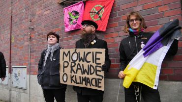 Wrocław: Ekolodzy protestowali przed sądem. Ich koleżanka zablokowała Plac Grunwaldzki