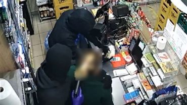 Wrocław: Gang z Leśnicy napadał z maczetą na sklepy. Zobacz film z napadu