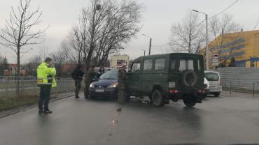 Wrocław: Wojskowy samochód zderzył się z dwoma autami. Duże korki [ZDJĘCIA]