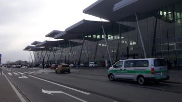Wrocław: Cudzoziemcy zatrzymani na lotnisku. Jeden z nich musi opuścić Polskę