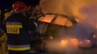 Nocny pożar samochodu. Zdjęcia z akcji strażaków
