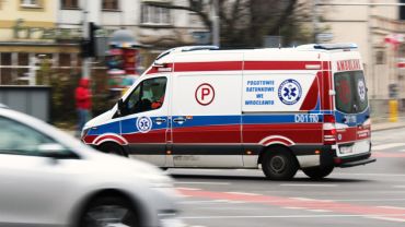 Wrocław: Wypadek na Żmigrodzkiej. Pijany pieszy wpadł pod autobus