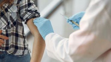 Lekarze z Borowskiej: Szczepionki chronią chorych po przeszczepach w 90 proc.