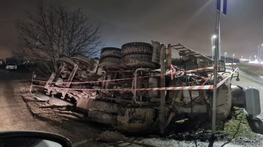 Wrocław: betoniarka w rowie na Jagodnie. Gdzie jest kierowca? [ZDJĘCIA]