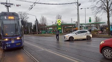 Wrocław: na ulicy Krakowskiej tramwaj zderzył się z samochodem [ZDJĘCIA]