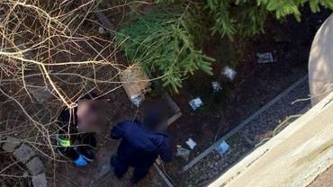 Wrocław: podczas nalotu policji diler wyrzucał narkotyki przez balkon. Zobacz zdjęcia