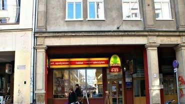 Wrocław: Napadł z nożem na Żabkę. Ukradł alkohol i gumy do żucia, groził pracownikom