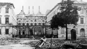Pałac Królewski w ruinie. Tak wyglądał po 1945 roku i na przestrzeni lat. Zobaczcie zdjęcia