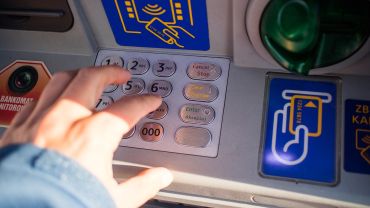 Wrocław: Puste bankomaty, limity wypłat w bankach. Panika się nasila