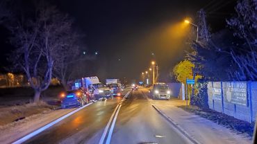 Żerniki Wrocławskie: bus zderzył się z samochodem. Plama oleju na drodze