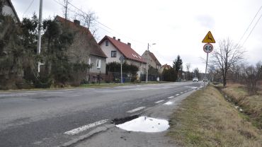 Wrocław: mieszkańcy czekają na zaplanowany remont ulicy już prawie 6 lat [ZDJĘCIA]
