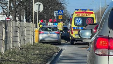 Wrocław: zderzenie dwóch aut na al. Brücknera. Uwaga na duże korki!