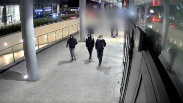 Policja szuka mężczyzn ze zdjęcia. Szli koło Wroclavii