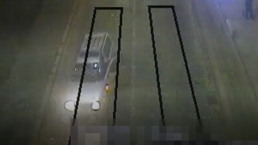 Pijany w sztok kierowca pędził przez Powstańców Śląskich z wiszącym w drzwiach policjantem [FILM]