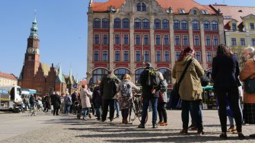 Wrocław: Za czym ta kolejka stoi? Tłum ludzi na placu Solnym [ZDJĘCIA]