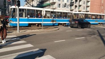 Wrocław: zderzenie tramwaju z autem osobowym w centrum