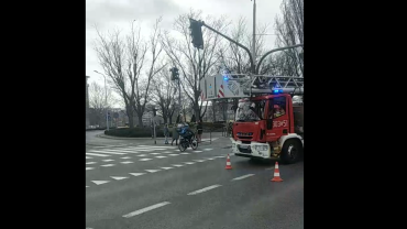Wrocław: Wypadek wozu strażackiego z osobową skodą koło mostu Grunwaldzkiego