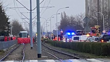 Tragedia na Świeradowskiej. Rowerzysta wjechał pod tramwaj