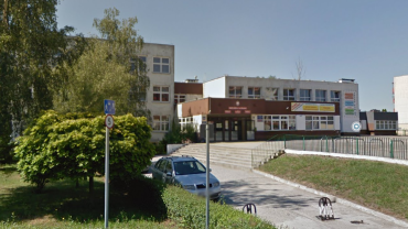 Wrocław: Mężczyzna celował z pistoletu do ludzi na szkolnym boisku