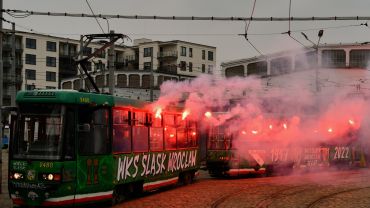 Kibice Śląska Wrocław pomalowali tramwaj i odpalili w nim race [ZDJĘCIA]