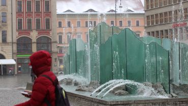 Zima zimą, ale we Wrocławiu ruszyły fontanny