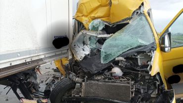Groźny wypadek na A4 pod Wrocławiem. Bus firmy kurierskiej wbił się w tira