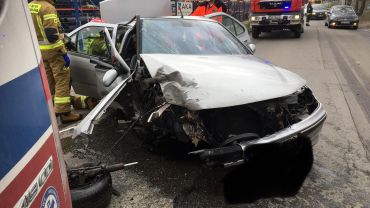 Wrocław: auto skasowane na drzewie. Dwie osoby ranne