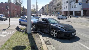 Wrocław: Rozbite porsche na ul. Trzebnickiej. Uderzyło w latarnię po zderzeniu z nissanem [ZDJĘCIA]