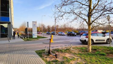 Wrocław: Agresywny rowerzysta dusił kobietę z auta na drodze rowerowej. Nikt jej nie pomógł