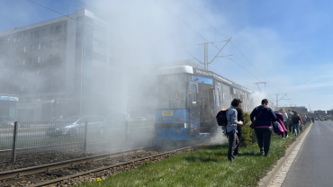 Pożar tramwaju na ulicy Legnickiej. Ludzie uciekali poboczem [ZDJĘCIA]