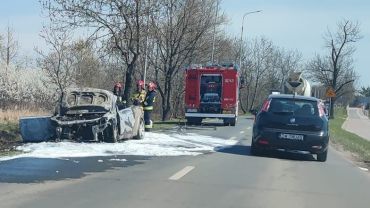 Wrocław: Pożar auta na ruchliwej ulicy. Utrudnienia w ruchu