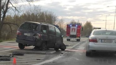 Wypadek na obwodnicy Leśnicy. Po zderzeniu z ciężarówką jedna osoba ranna