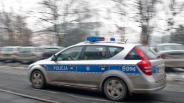 Wypadek pod Wrocławiem. Pijany kierowca rozbił samochód o przydrożny słup