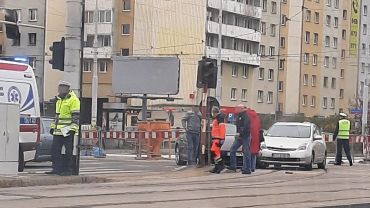 Wrocław: taksówka wjechała na czerwonym świetle i uderzyła w porsche. Kierowca i pasażer trafili do szpitala