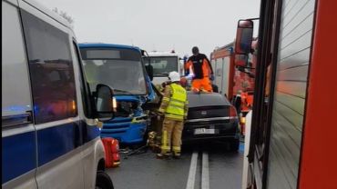 Poważny wypadek na trasie Wrocław-Strzelin. Autobus zderzył się z oplem