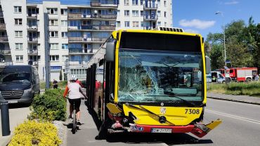 Wrocław: Wypadek autobusu MPK i osobowego fiata na Strzegomskiej [ZDJĘCIA]