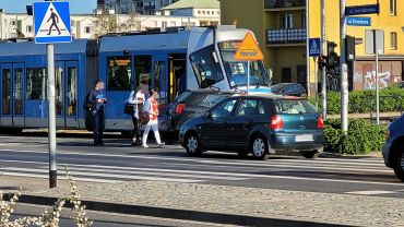 Wypadek tramwaju i osobówki na skrzyżowaniu na Gaju. Utrudnienia w ruchu