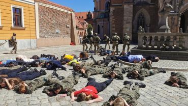 Wrocław: Desperat z bronią, bomba i zakładnicy w katedrze. Antyterroryści szykują się na czerwiec