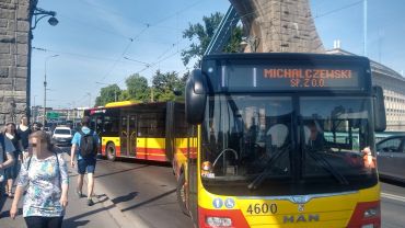 Wrocław: Co się stało z tym autobusem? Niecodzienna sytuacja na moście Grunwaldzkim