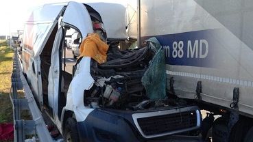 Wrocław: Wypadek na AOW. Kierowca uwięziony w zgniecionym busie po zderzeniu z ciężarówką