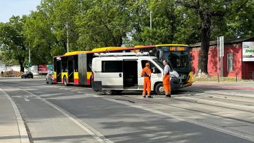 Wrocław: Na Hubskiej autobus zderzył się z busem. Pasażerka w szpitalu [ZDJĘCIA]