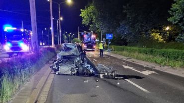 Wrocław: Tragiczny wypadek na Powstańców Śląskich. Dwie osoby nie żyją, dwie walczą o życie. Auto roztrzaskało się na słupie